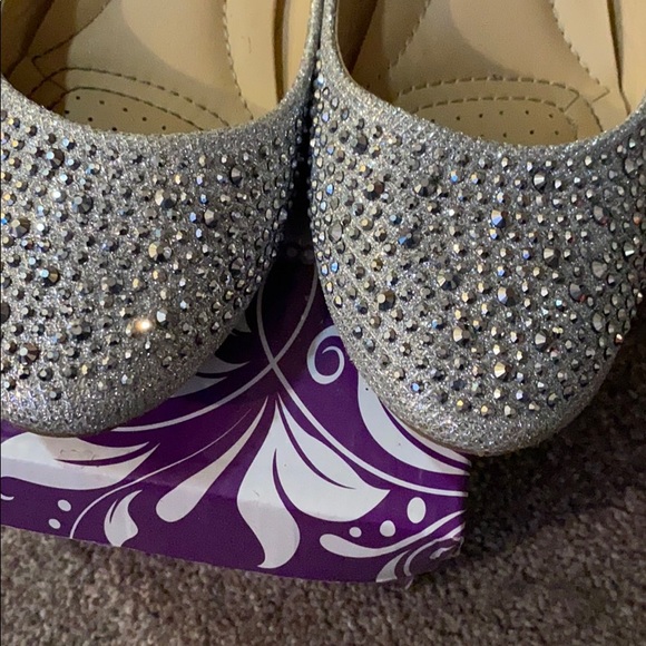 SLIVER FLATS..WORN ONCE.BEAUTIFUL RHINESTONE WORK! - Picture 4 of 4